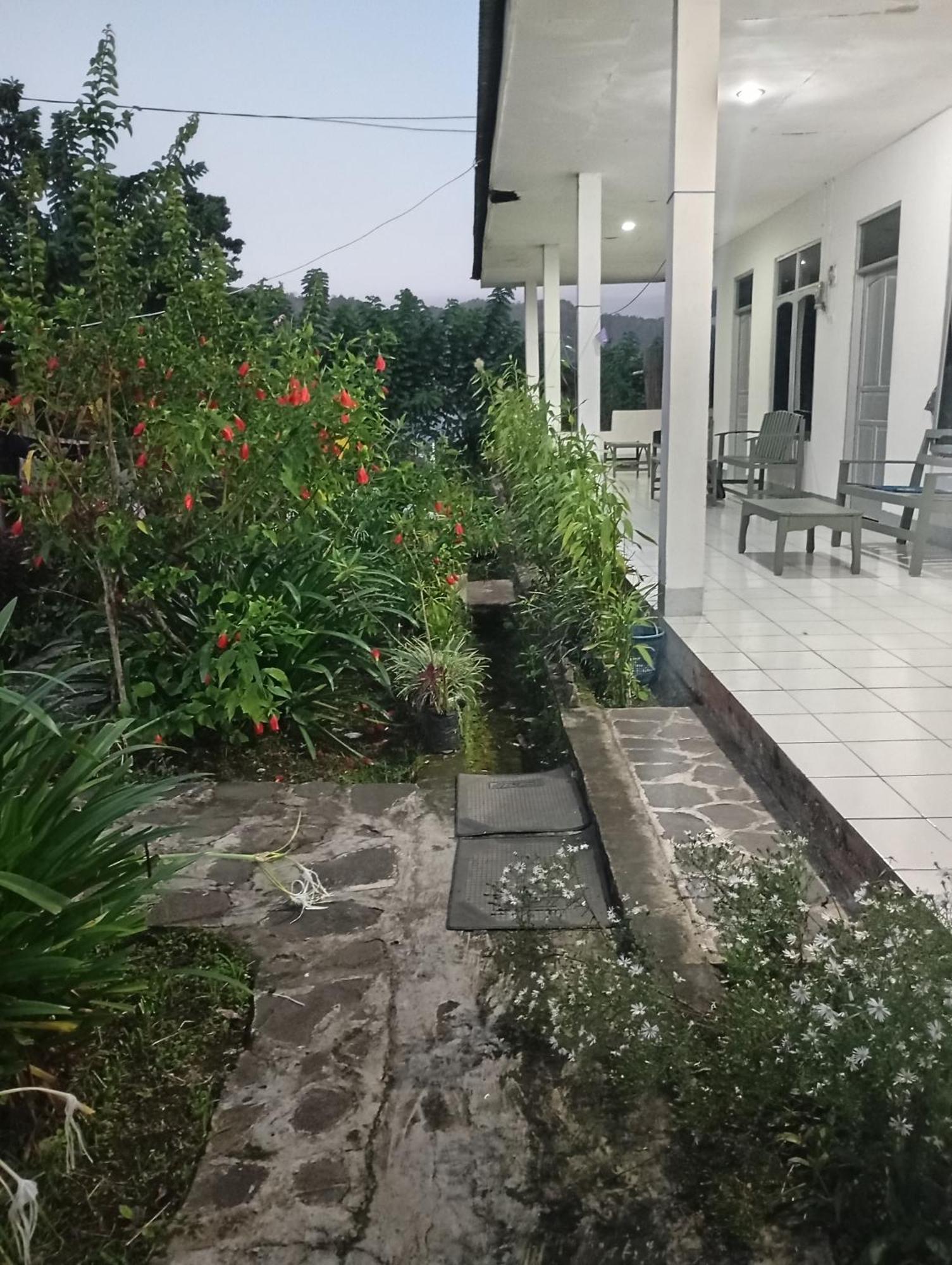 Hidayah Homestay Kelimutu Exterior photo