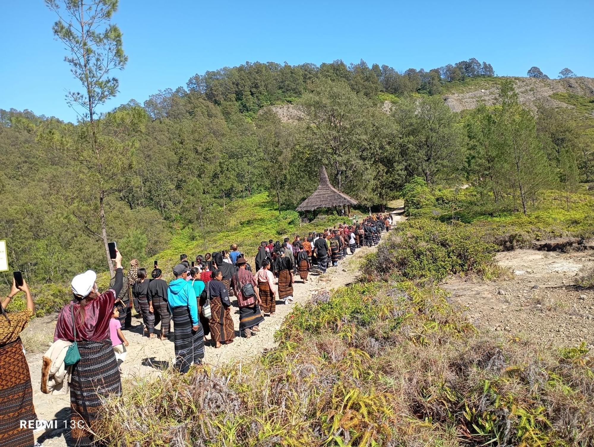 Hidayah Homestay Kelimutu Exterior photo